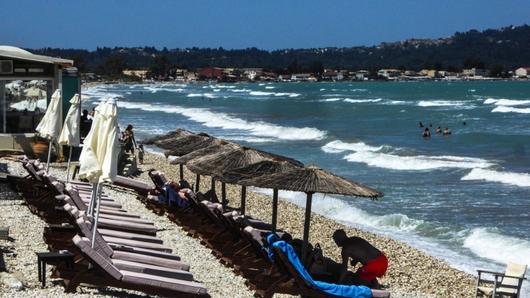 Ισχυρό μελτέμι σε Αττική και Εύβοια: Ριπές άνω των 100 χλμ/ώρα σε Πεντέλη και Κάρυστο