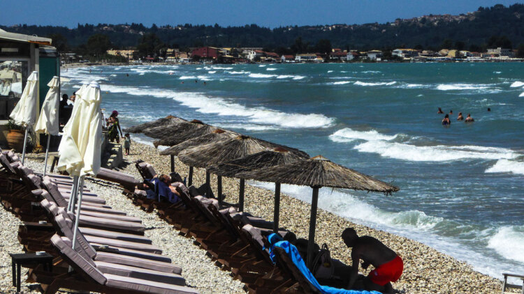 Άνεμοι έως και 9 Μποφόρ στο Αιγαίο τον Δεκαπενταύγουστο και ριπές 100 χλμ./ώρα στην Κρήτη, Red Cοde σε 19 περιφέρειες