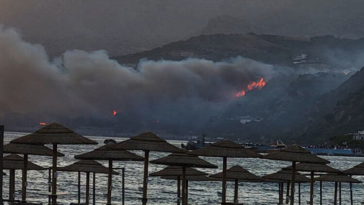 Φωτιά στον Φοίνικα Ρεθύμνου: Ενισχύθηκαν οι πυροσβεστικές δυνάμεις, μήνυμα του 112 για εκκένωση σε Φωτεινάρι και Σούδα
