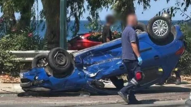 Αυτοκίνητο βρέθηκε ανάποδα σε κεντρικό δρόμο της Πάτρας μετά από τροχαίο