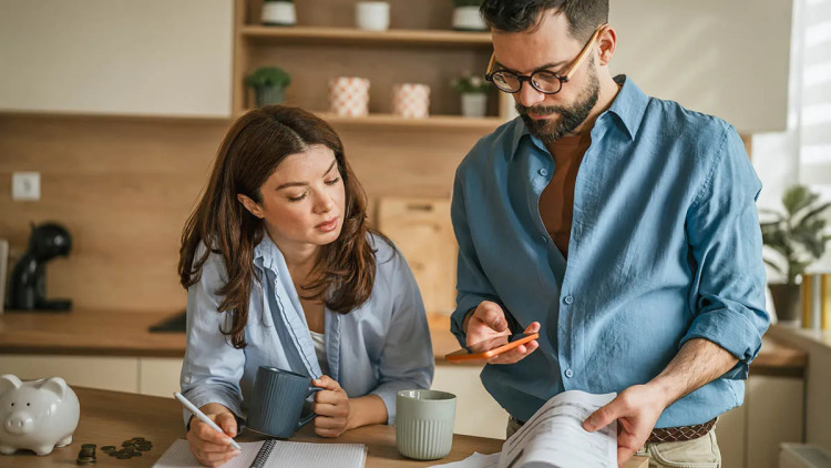 Πώς νιώθουν οι άνδρες όταν οι γυναίκες βγάζουν περισσότερα; Τι συμβαίνει στον γάμο
