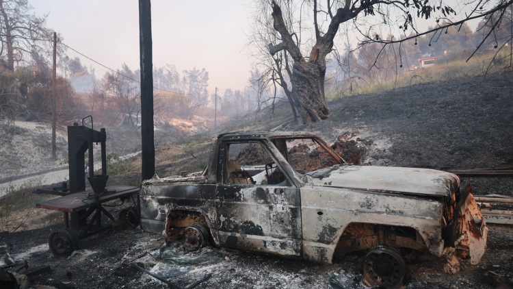 3.500 καμένα στρέμματα, καταστροφές σε σπίτια και αυτοκίνητα από τη φωτιά στη Σίβηρη, συνεχείς ρίψεις νερού για να σβήσουν όλες οι εστίες