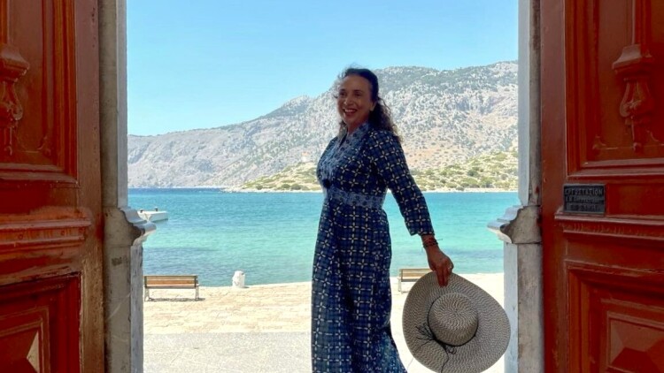 «Μια αγκαλιά από χρώματα με άρωμα αλισφακιάς»: Η Σύμη της ηθοποιού Χριστίνας Αλεξανιάν 
