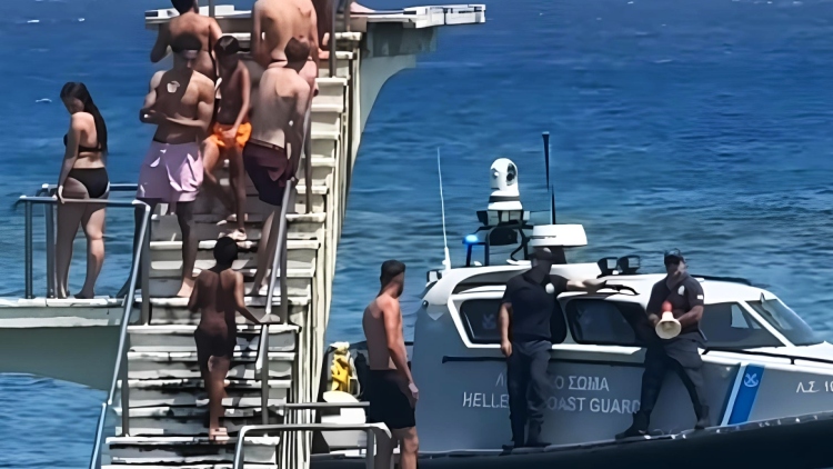Βίντεο: Με ντουντούκες το Λιμενικό προσπαθεί να απομακρύνει λουόμενους από το σφραγισμένο τραμπολίνο στην παραλία «Έλλη» της Ρόδου