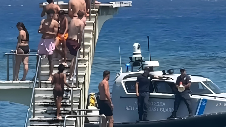 Βίντεο: Με ντουντούκες το Λιμενικό προσπαθεί να απομακρύνει λουόμενους από το σφραγισμένο τραμπολίνο στην παραλία «Έλλη» της Ρόδου