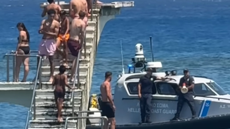 Βίντεο: Λουόμενοι στη Ρόδο κάνουν βουτιές από το σφραγισμένο τραμπολίνο στην παραλία «Έλλη», συστάσεις από το Λιμενικό