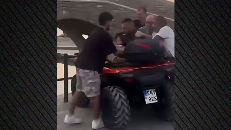 «Το μετανιώνω αλλά με βάρεσε πρώτος»: Τι υποστηρίζει ο οδηγός ταξί που ξυλοκόπησε τον υπάλληλο εταιρείας ενοικίασης οχημάτων στην Πάρο