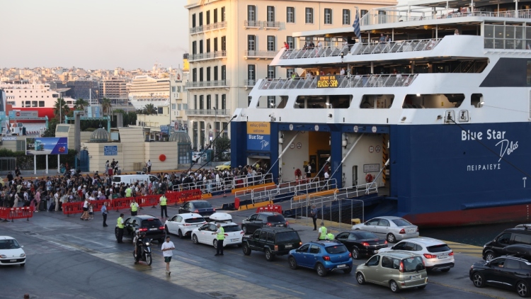 Δεκαπενταύγουστος: 73 αναχωρήσεις με 21.893 επιβάτες από τον Πειραιά