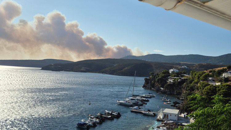 Φωτιά στη Σκύρο: Εστάλη 112 για εκκένωση του Αγίου Φωκά, επιχειρούν δέκα εναέρια μέσα