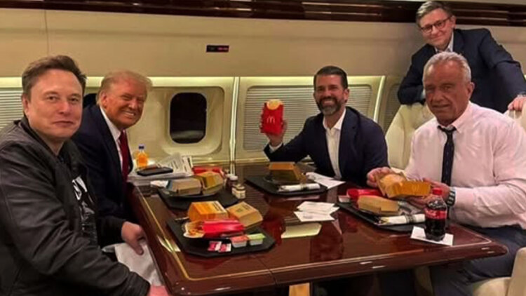 Στοίβες τα κουτιά από fast food στο αεροπλάνο του Τραμπ, λέει ο Κένεντι: «Φοβάται μην πάθει τροφική δηλητηρίαση»