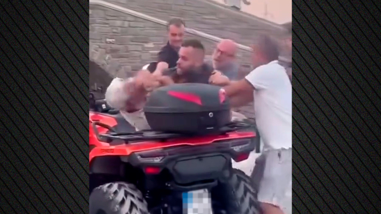 Άγριο επεισόδιο για μια θέση στάθμευσης στην Πάρο: Οδηγός ταξί ξυλοκόπησε υπάλληλο εταιρείας ενοικίασης αυτοκινήτων, δείτε βίντεο