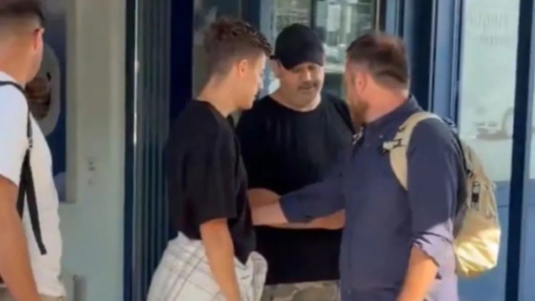 «Αγαπάω τον ΠΑΟΚ, αγαπώ εσάς»: Το μήνυμα του Κωνσταντέλια κατά την άφιξή του στο Ντόρτμουντ, δείτε βίντεο