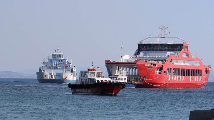 Φωτιές στη Σαλαμίνα: Εκκενώνουν δια θαλάσσης από Σατερλί και Κολώνες, απεγκλωβίστηκαν ήδη πάνω από 240 άτομα