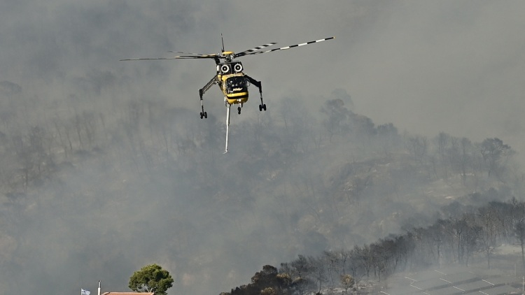 Με ενισχύσεις από όλη την Ελλάδα, 4 αεροσκάφη και 2 ελικόπτερα συνεχίζεται η μάχη με τη φωτιά στη Σκύρο, στα βορειοανατολικά το κύριο μέτωπο