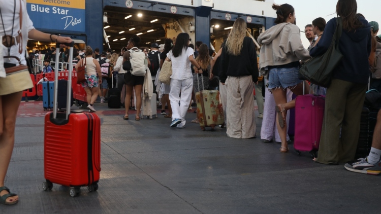 Φεύγουν και οι τελευταίοι εκδρομείς του Δεκαπενταύγουστου, αυξημένη κίνηση στα λιμάνια της Αττικής
