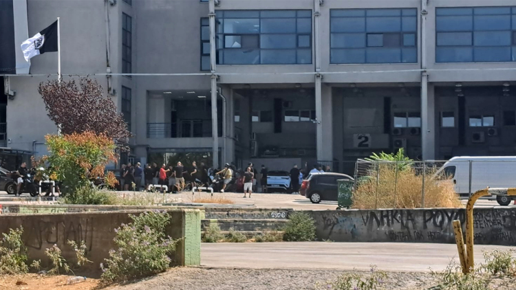 Βίντεο από την παρουσία οπαδών του ΠΑΟΚ έξω από το γήπεδο της Τούμπας για τη μεταγραφή Κωνσταντέλια