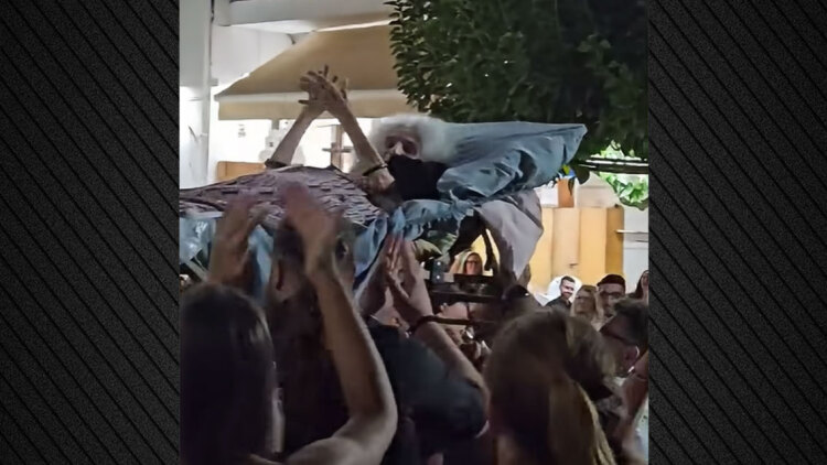Γερμανίδα γλύπτρια η 90χρονη που την πήγαν με ξαπλώστρα σε πανηγύρι στη Κρήτη: Υπήρξε μοντέλο του Νταλί και «μαγεύτηκε» από τον Ψαραντώνη