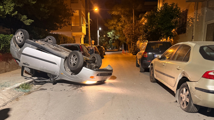 Τροχαίο στο Χαλάνδρι: Αυτοκίνητο προσέκρουσε σε σταθμευμένο όχημα και ανατράπηκε, δείτε φωτογραφίες