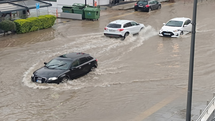 Βίντεο: Καταρρακτώδεις βροχές μετέτρεψαν τους δρόμους σε ποτάμια στην Λευκωσία, πλημμύρες, εγκλωβισμοί και προβλήματα

