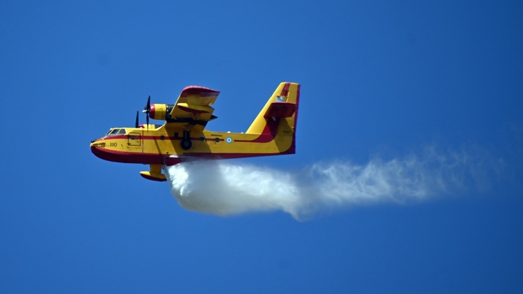 Φωτιά στο Τεμπλόνι της Κέρκυρας, σηκώθηκαν 7 εναέρια