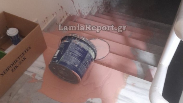 Διέρρηξαν και βανδάλισαν σχολείο στη Λαμία: Έχυσαν μπογιές, προκάλεσαν ζημιές και ανέβασαν παγκάκι σε περβάζι