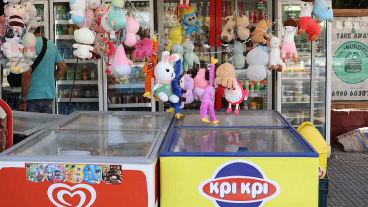 Θεσσαλονίκη: Στη φυλακή 42χρονος που έκλεψε πάνω από 100 παγωτά από περίπτερο μαζί με τη σύντροφό του