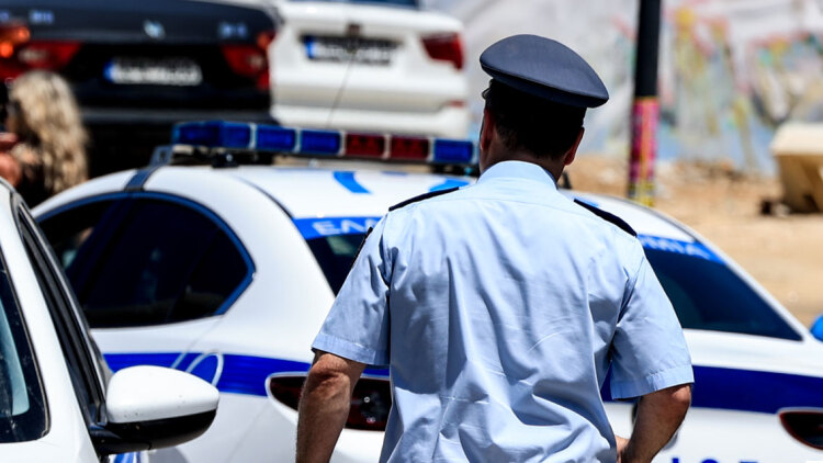 Αστυνομικός εκτός υπηρεσίας στην Κρήτη... έπεσε πάνω σε καταζητούμενο και τραυματίστηκε στην προσπάθειά του να τον ακινητοποιήσει