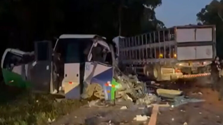 Δυστύχημα με τουλάχιστον 21 νεκρούς σε μετωπική σύγκρουση λεωφορείου με φορτηγό στην Παρανά της Βραζιλίας, δείτε βίντεο
