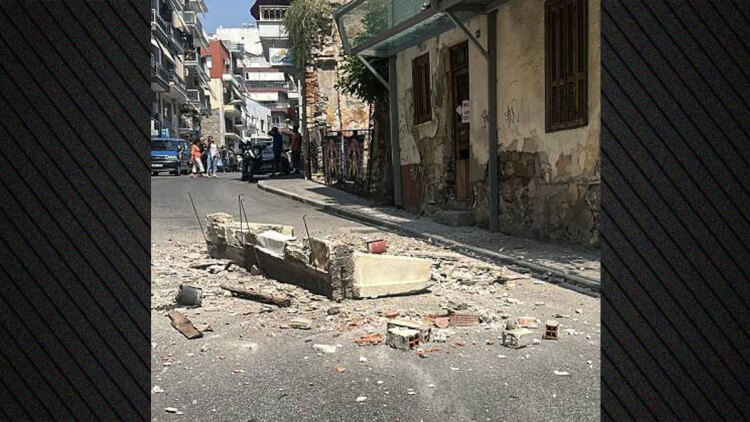 Τμήμα μπαλκονιού αποκολλήθηκε κι έπεσε σε δρόμο στην Καβάλα, διερχόμενος μοτοσικλετιστής γλίτωσε την τελευταία στιγμή, βίντεο
