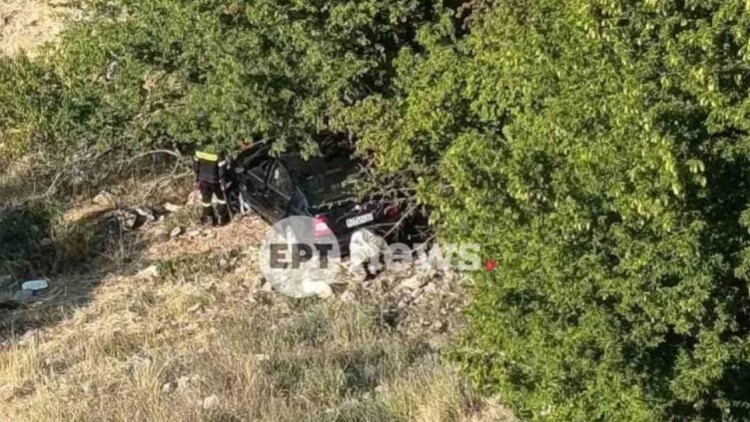 Κοζάνη: Επιχείρηση της Πυροσβεστικής για τον απεγκλωβισμό τριών ηλικιωμένων, το αυτοκίνητό τους έπεσε σε γκρεμό 150 μέτρων