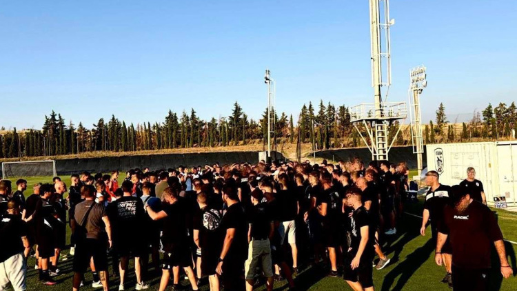 Οπαδοί του ΠΑΟΚ στην προπόνηση πριν την Μπραν: «Φέρτε μας την πρόκριση» 