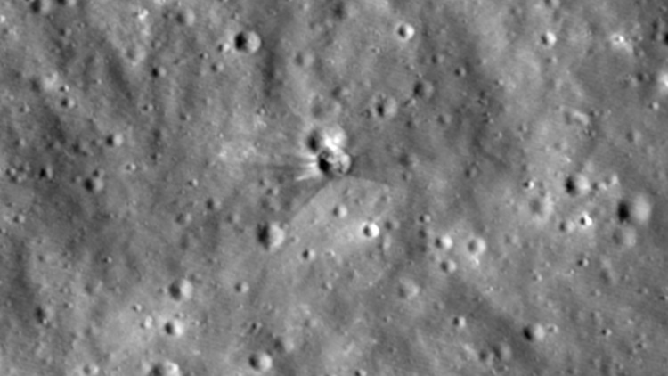 Η NASA έδωσε τις πιο καθαρές εικόνες από τον κρατήρα διαμέτρου 18 μ. που άνοιξε στη Σελήνη πύραυλος της SpaceX