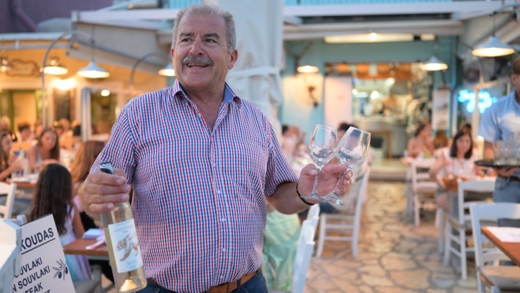 Αρκούδας στην Πάργα: Η ψαροταβέρνα που εδώ και 27 χρόνια σερβίρει φρέσκο ψάρι δίπλα στη θάλασσα