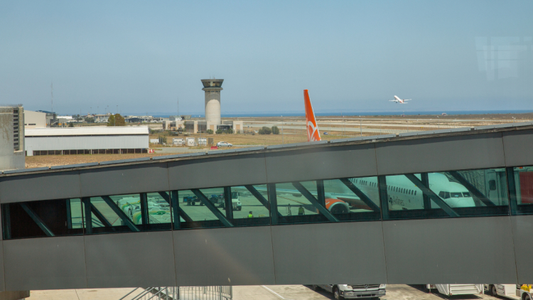 Κύπρος: Ελεγκτής εναέριας κυκλοφορίας απέτρεψε σύγκρουση τουρκικού στρατιωτικού με επιβατική πτήση