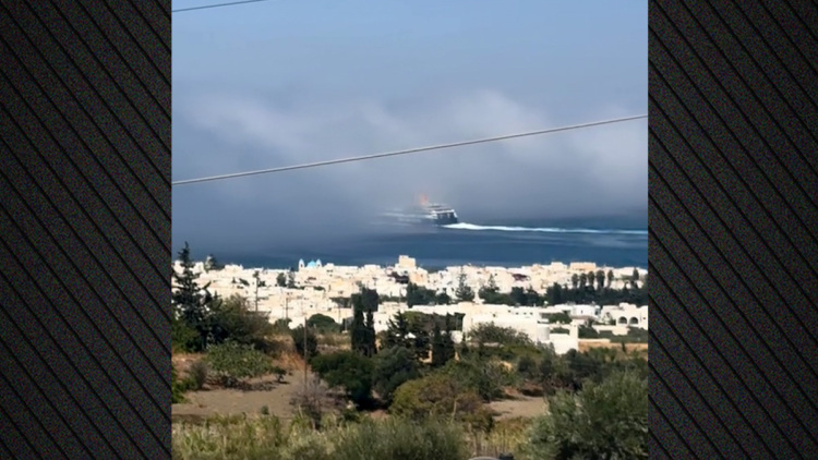 Η στιγμή που καράβι «χάνεται» μέσα στην ομίχλη στο λιμάνι της Πάρου, δείτε βίντεο