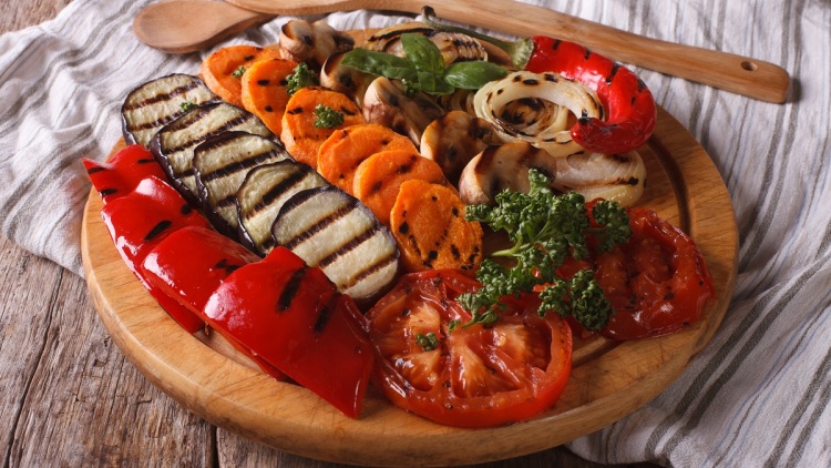 Ψητά λαχανικά στο BBQ ή στον φούρνο: Πώς θα πετύχετε το τέλειο αποτέλεσμα (+συνταγές)

