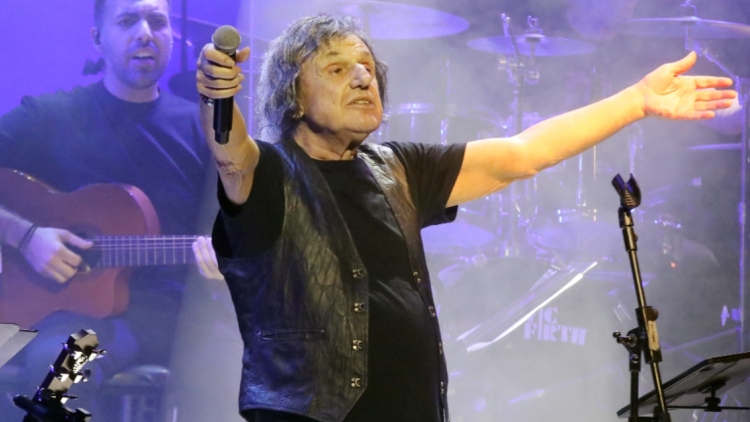 Ο Βασίλης Παπακωνσταντίνου ακύρωσε τις προγραμματισμένες συναυλίες του: Με ταλαιπωρεί μία επίμονη πνευμονία