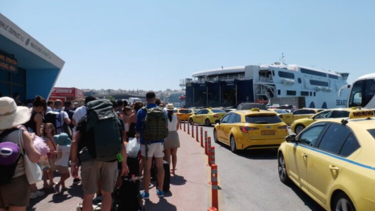 Το αδιαχώρητο στα λιμάνια: Φεύγουν και οι τελευταίοι αδειούχοι του Αυγούστου, πάνω από 80.000 αναχωρήσεις, δείτε βίντεο
