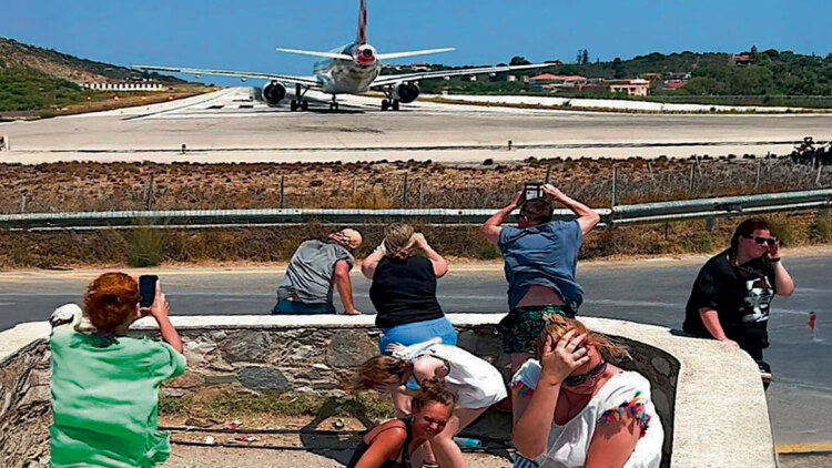 Μέχρι πού μπορείς να φτάσεις για ένα like; Το αεροδρόμιο της Σκιάθου δεν είναι η μόνη περίπτωση που ρισκάρεις ακόμη και τη ζωή σου 
