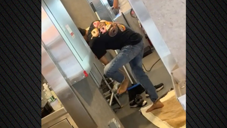 Σάλος στη Νέα Υόρκη με υπάλληλο εστιατορίου που έπλυνε τα πόδια του στον νεροχύτη της κουζίνας, δείτε βίντεο 