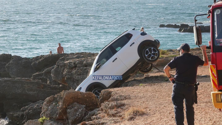 Αυτοκίνητό «κρεμάστηκε» στους βράχους στην Κεφαλονία, σώα η οικογένεια που επέβαινε, δείτε βίντεο 
