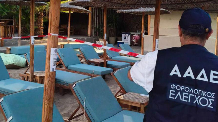 ΑΑΔΕ: 48ωρο λουκέτο και πρόστιμo σε beach club της Πάρου για 174 «ξεχασμένες» αποδείξεις, παραβάσεις και σε Μύκονο, Σαντορίνη, Πόρο