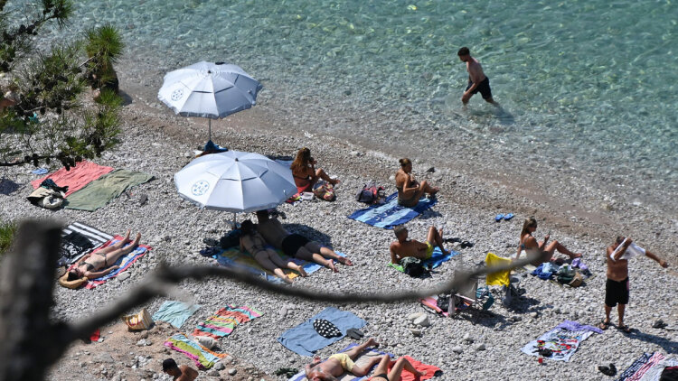 Ο καύσωνας επιμένει με 40άρια και μελτέμια 7 μποφόρ μέχρι την Τετάρτη, οι 3 περιοχές με τις υψηλότερες θερμοκρασίες - 39άρια σε Αττική και νησιά