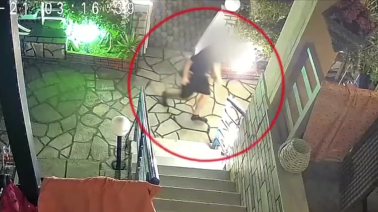 Μπήκε σε αυλή σπιτιού στην Χαλκιδική και έκλεψε μαγιό από την απλώστρα, η γυναίκα ζητά από τον κλέφτη να της το επιστρέψει