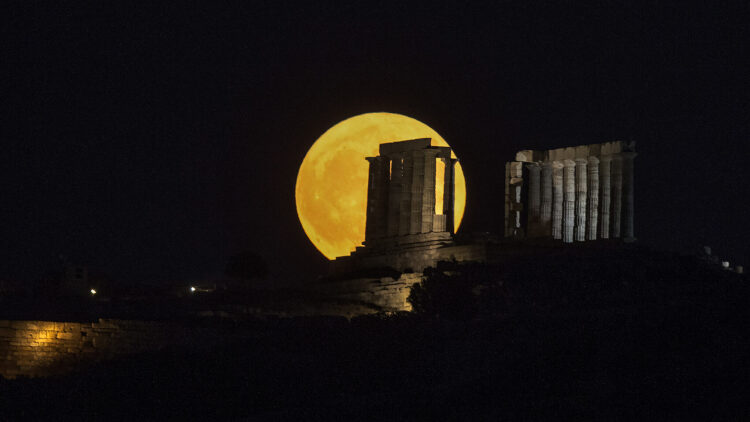 Αυγουστιάτικη πανσέληνος στο Σούνιο και σε μνημεία όλης της χώρας