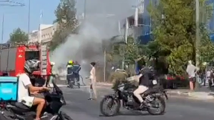 Φωτιά σε αυτοκίνητο στη λεωφόρο Αλεξάνδρας, δείτε βίντεο