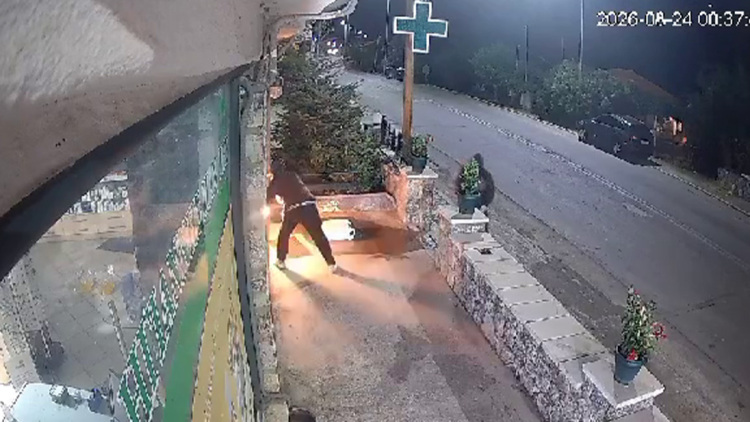 Καρέ καρέ η στιγμή που άγνωστοι βάζουν φωτιά σε φαρμακείο στη Βλαχέρνα Αρκαδίας, δείτε βίντεο και φωτογραφίες