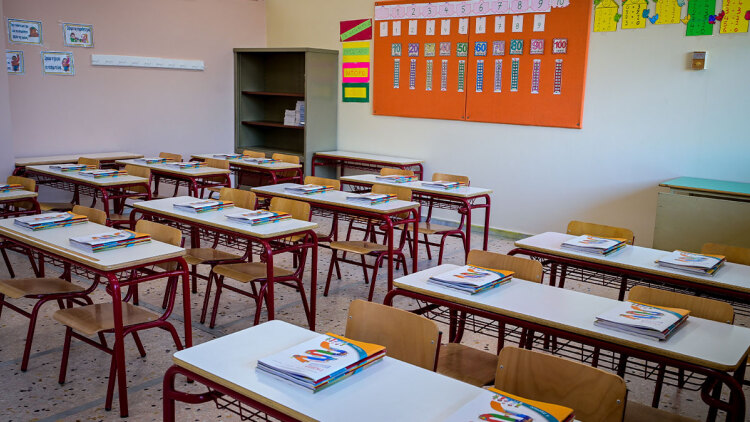 «Η κόρη μου έκλαιγε, της είπε να γυρίσει στη χώρα της»: Τι καταγγέλλει η μητέρα της 13χρονης από την Κένυα για την καθηγήτρια στο Ηράκλειο