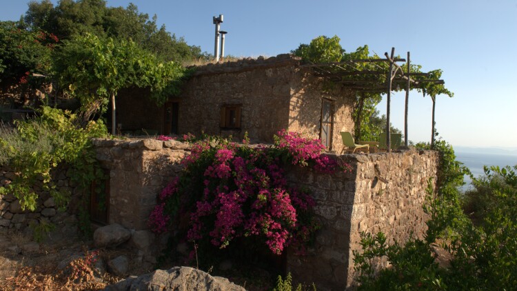 Ένα «χειροποίητο» σπίτι στα Μέθανα αναβιώνει το ελληνικό καλοκαίρι