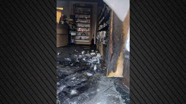 Βίντεο ντοκουμέντο από τον εμπρησμό σε φαρμακείο στην Αρκαδία, με σιδερένιο καπάκι έσπασαν την τζαμαρία και έβαλαν φωτιά